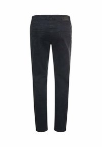 Donkerblauwe slim-fit broek met twee achterzakken, lussen voor een riem en een klein leren merkembleem op de tailleband.