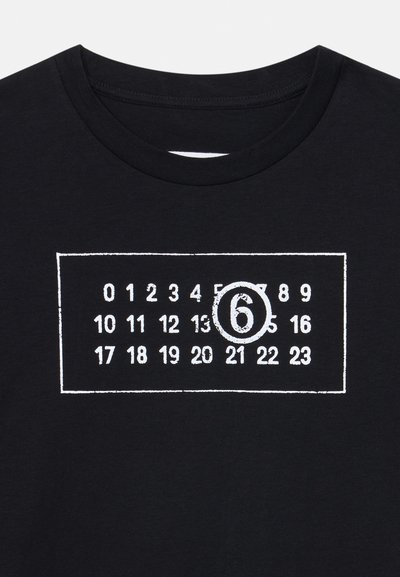 T-shirt in cotone nero con una grafica rettangolare bianca che presenta i numeri da 0 a 23 e un grande "6" racchiuso al centro. Design classico con collo a giro.