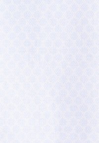 Tissu bleu clair avec un motif subtil de losanges et de croix tissé dans une surface texturée.