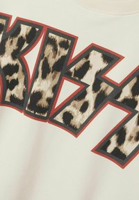 Felpa bianca con un grande logo "KISS". Le lettere presentano un motivo leopardato marrone e nero contornato di rosso, con una texture morbida.