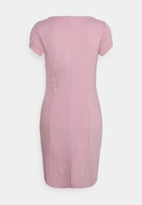 Vestido rosa de manga curta com um design ajustado, tecido texturizado e detalhes nas costuras. Decote redondo simples e barra reta.