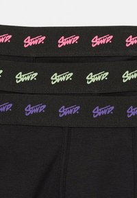 Čierne boxerky s širokým elastickým pásom s opakujúcim sa logom v ružovej, zelenej a fialovej farbe. Hladká textúra, priliehavý strih.