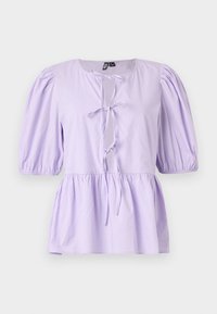 Lilla bomullsbluse med rund hals, puffede ermer, og et bånd foran. A-formet peplum-bunn med rynket tekstur.