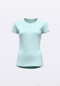 Svetlo modra majica kratkih rokavov z okroglim izrezom in oprijeto obliko. Na sprednji strani je diskreten logotip. Gladek tekstura.