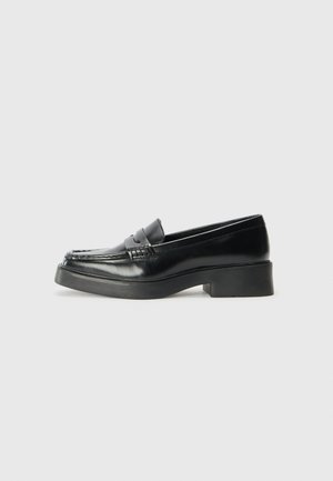 Schwarze Lederloafer mit runder Zehenform, dezentem Oberstich und Blockabsatz. Glatte Textur mit minimalistischem Design.