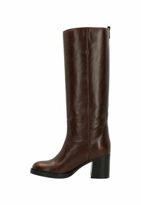 Cognac leren kniehoog laars met een blokhak, een gladde textuur en decoratieve stiksels. Voorzien van een trekband aan de achterkant.