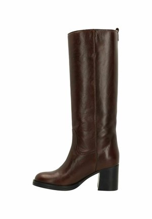 Cognac leren kniehoog laars met een blokhak, een gladde textuur en decoratieve stiksels. Voorzien van een trekband aan de achterkant.
