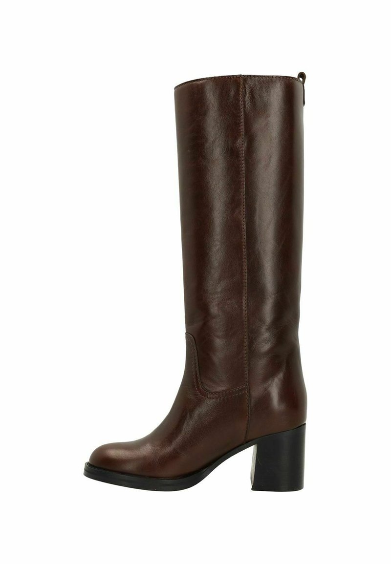 Cognac leren kniehoog laars met een blokhak, een gladde textuur en decoratieve stiksels. Voorzien van een trekband aan de achterkant.