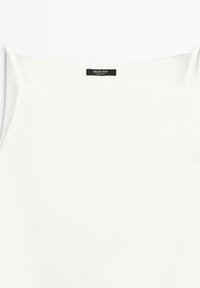 Weißes ärmelloses Oberteil mit dünnen Schulterriemen und quadratischem Ausschnitt, mit einem schwarzen "Massimo Dutti"-Etikett auf der Rückseite.