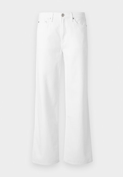 Λευκά τζιν ψηλής μέσης με φαρδιά πόδια, εμπρός κουμπί, φερμουάρ και πέντε τσέπες, σε απλό ανοιχτό φόντο.