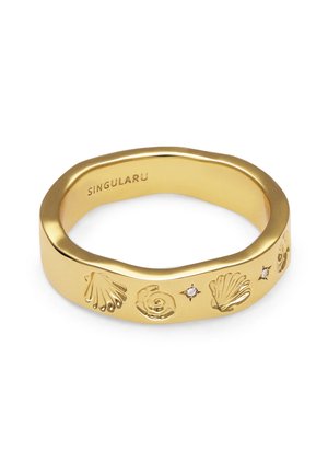 Anillo de color dorado con diseños grabados de conchas marinas y pequeños diamantes incrustados, con una forma ligeramente irregular y ondulada.