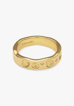 Anillo de color dorado con diseños grabados de conchas marinas y pequeños diamantes incrustados, con una forma ligeramente irregular y ondulada.