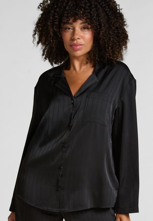 Schwarzes Satin-Pyjamaoberteil mit langen Ärmeln, einer Brusttasche und vertikalen Nadelstreifen. Verfügt über eine Knopfleiste und eine glatte Textur.