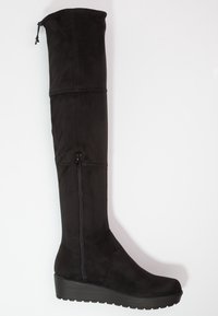 Svarta mocka knähöga stövlar med runt tå, chunky kilklack och sidodragkedja för enkel påtagning. Slät textur, minimalistisk design.