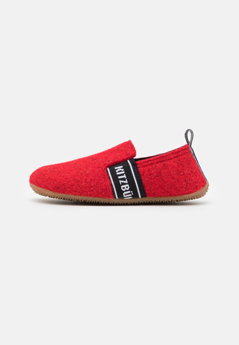 Chaussons en feutre rouge avec un design à enfiler, présentant une sangle de marque noire et blanche. Semelle en caoutchouc pour une bonne adhérence. Forme de orteil arrondie.