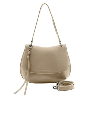 Sac en cuir beige à la forme courbée, avec une bandoulière amovible et des ferrures en argent. Présente une texture lisse et un logo de marque subtil.