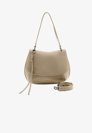 Sac en cuir beige à la forme courbée, avec une bandoulière amovible et des ferrures en argent. Présente une texture lisse et un logo de marque subtil.