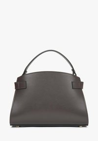 Sac à main en cuir marron foncé avec une poignée supérieure courbée et des détails de couture minimalistes, posé sur un fond clair uni.