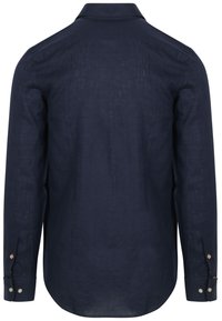 Navyblauwe linnen blouse met lange mouwen, klassieke kraag, een afgeronde zoom en manchetten met knopen in crèmekleur.