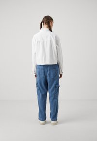 GAP CROP SHACKET - Džinsa auduma jaka - optic white