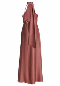 Robe de soirée en satin rose poudré sans manches avec col halter, dos échancré et longue écharpe fluide nouée autour du cou.