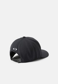 Boné preto feito de tecido liso com uma aba curva e uma tira de plástico ajustável na parte de trás; apresenta um pequeno logotipo branco na lateral.