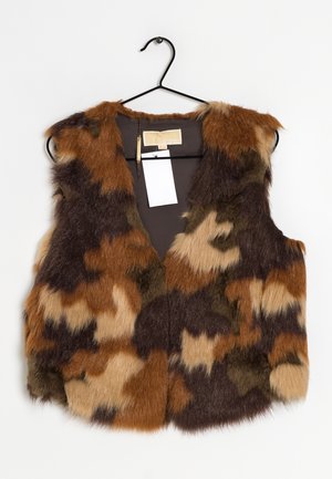  Kunstfellweste mit Tarnmuster in Braun, Beige und Dunkelgrün, ärmellos, hängt an einem schwarzen Bügel mit sichtbaren Marken- und Preisschildern.