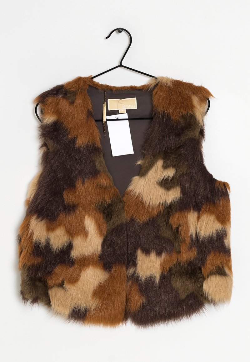 Veste en fausse fourrure avec motif camouflage marron, beige et vert foncé, sans manches, suspendue à un cintre noir avec des étiquettes de marque et de prix visibles.