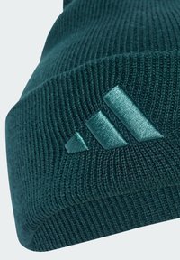 Beanie in maglione color teal realizzato in tessuto a coste, con un logo tridimensionale lucido a tre strisce sul davanti e una vestibilità aderente.