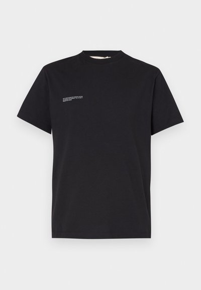 Tricou negru din bumbac organic, cu guler rotund și mâneci scurte. Include un text mic alb imprimat pe partea stângă a frontului.