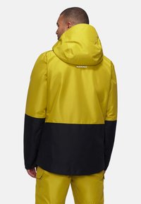 Gul och svart vattentät jacka med huva, som har en slät yta och logodetalj på baksidan, designad för utomhusbruk.