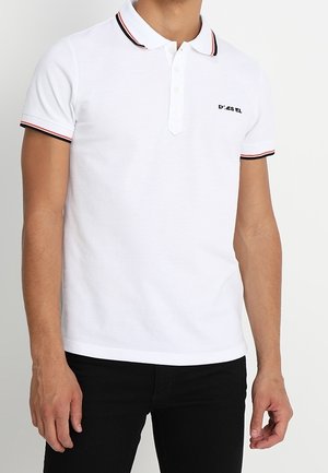 Weißes Poloshirt mit Kragen, drei Knöpfen und schwarzen sowie roten Streifen auf Kragen und Ärmeln. Mit kleinem schwarzem Logo.