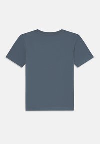 T-shirt à manches courtes en coton bleu foncé. Encolure ras du cou simple, texture lisse et couture soignée le long des manches et de l'ourlet inférieur.
