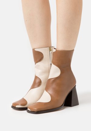 BLAIR - Classic ankle boots - camel cream