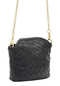 Sort flettet læder crossbody taske med afrundet top, guld kædetræk og lukkehardware. Teksturområde med diamantmønster detaljer.