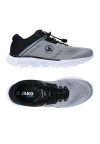 Graue und schwarze Sportschuhe mit einem Mesh-Obermaterial, elastischen Schnürsenkeln und einer weißen Sohle mit dicken Profilrillen und einem runden Logo.