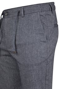 Pantalons en tissu texturé gris avec une taille élastique, coupe droite, poches latérales et un petit accent métallique près de la taille.