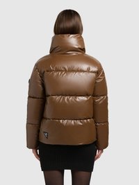 Brun vadderad jacka med hög krage och glansigt ytskikt. Har horisontella vadderade sektioner och en triangulär logotypmärke på fållen.