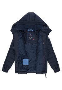 Jūras spēku zelta jakas ar kapuci, ar quilted ārējo daļu, mīkstu teksturētu oderi, rāvējslēdzēja kabatu un rakstainu iekšējo audumu detaļām.