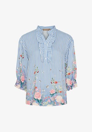 Rømmet blå bluse med flæset stolpe og blomsterbroderi. Har elastiske ærmer med lyserøde roser og grønne detaljer.