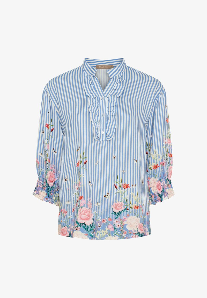 Rømmet blå bluse med flæset stolpe og blomsterbroderi. Har elastiske ærmer med lyserøde roser og grønne detaljer.