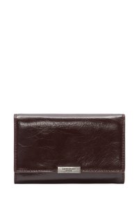 Bordowy portfel ze skóry o fakturowanej powierzchni, z metalową srebrną tabliczką z logo z przodu oraz zamknięciem w formie trójskładnika.