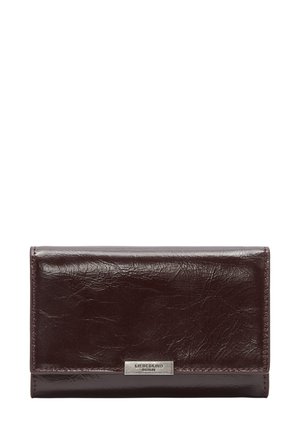 Bordowy portfel ze skóry o fakturowanej powierzchni, z metalową srebrną tabliczką z logo z przodu oraz zamknięciem w formie trójskładnika.