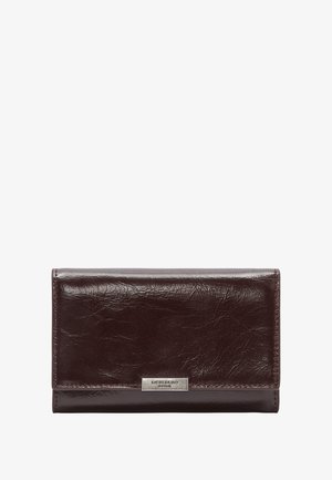 Bordowy portfel ze skóry o fakturowanej powierzchni, z metalową srebrną tabliczką z logo z przodu oraz zamknięciem w formie trójskładnika.