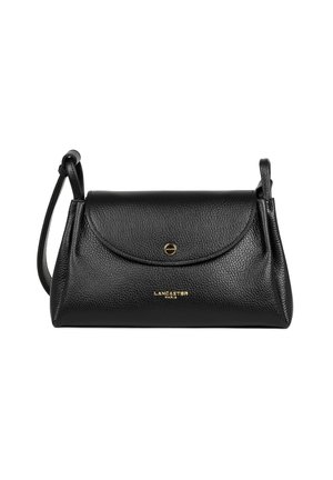 Borsa a mano in pelle nera con finitura texturizzata, chiusura a patta e logo dorato. Dotata di tracolla staccabile per versatilità.