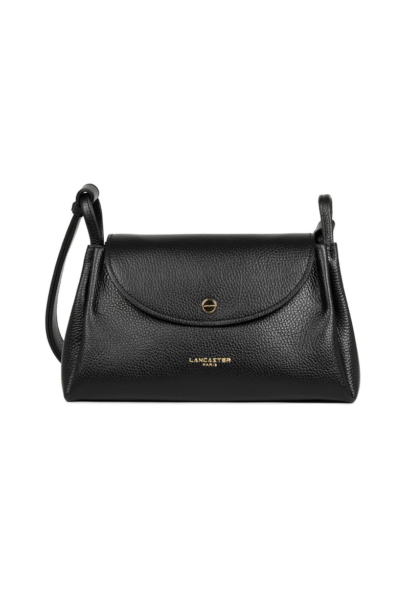 Sac à main en cuir noir avec une finition texturée, fermeture à rabat et logo doré. Il dispose d'une bandoulière amovible pour plus de polyvalence.