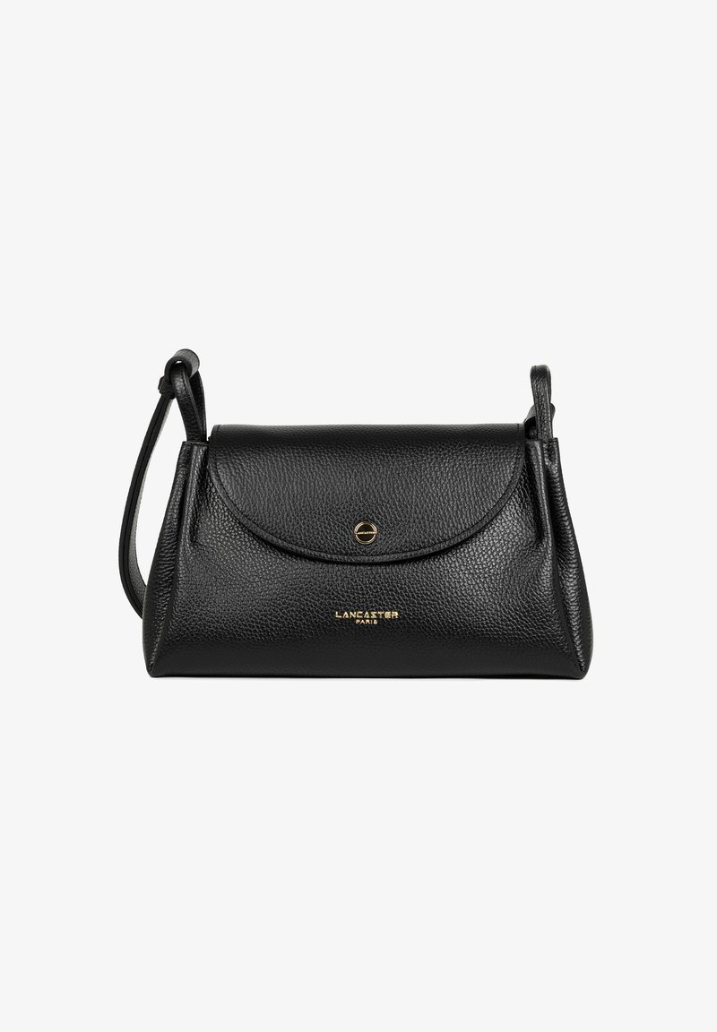 Sac à main en cuir noir avec une finition texturée, fermeture à rabat et logo doré. Il dispose d'une bandoulière amovible pour plus de polyvalence.