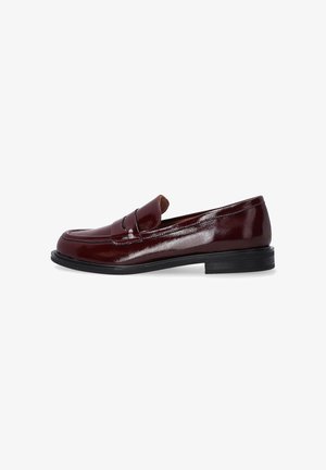 Burgunderfarbener Lederloafer mit glänzender Oberfläche, Slip-On-Design, erhöhten Nähten und schwarzer Gummisohle.