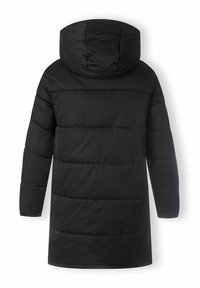 Čierna prešívaná bunda s kapucňou, ktorá má vertikálny prešívaný dizajn a dlhé rukávy. Mäkký materiál a strih po kolená pre zahriatie.