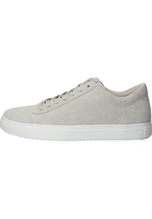 Baskets basses en daim gris clair avec semelle en caoutchouc blanche et fermeture à lacets, vue de côté.